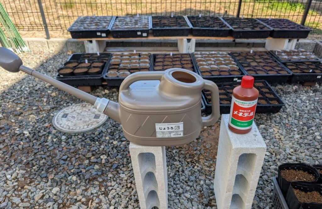 新たに購入したじょうろとメネデール液